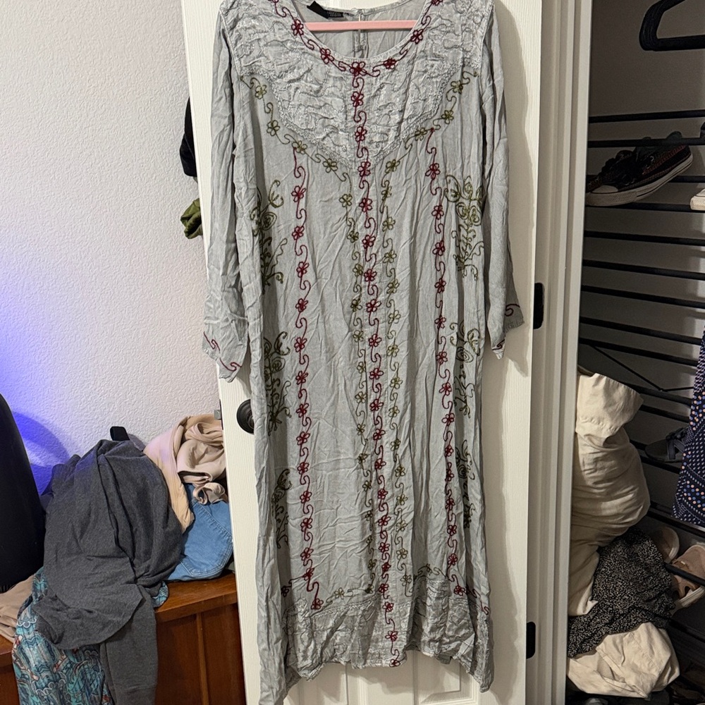 Chic Long Sleeve Embroidered Dress in Gray and Green